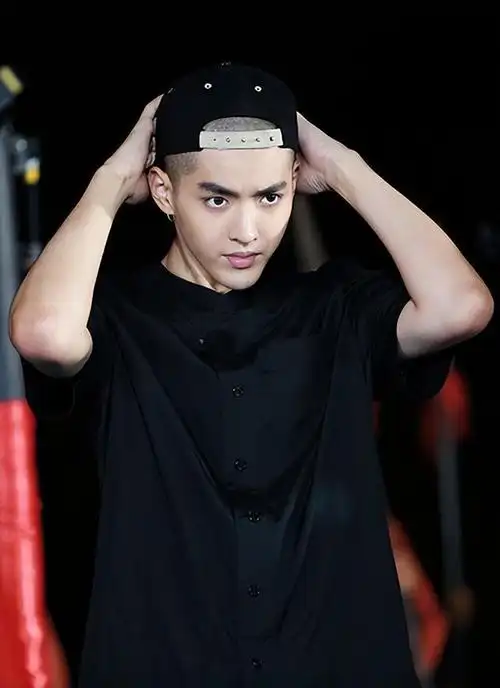 吴亦凡一审因强奸和聚众淫乱,犯刑事案件,另偷漏税加罚款6亿