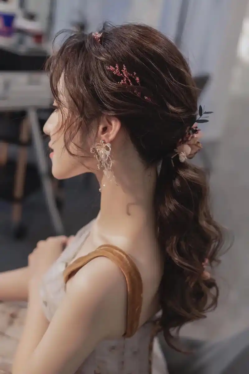 清新的妆容 小复古的干花编发造型 - 抖音