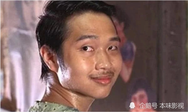 还记得《功夫》中的"酱爆"吗?如今大金链子身上挂,帅到不敢认!