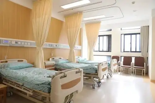 走进病区,视野开阔的整体环境,整洁明亮的病房,先进齐全的治疗设施