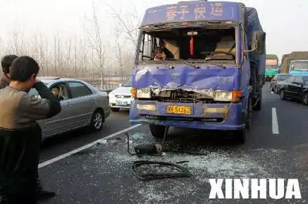 组图:京沪高速连环车祸交通拥堵30多公里