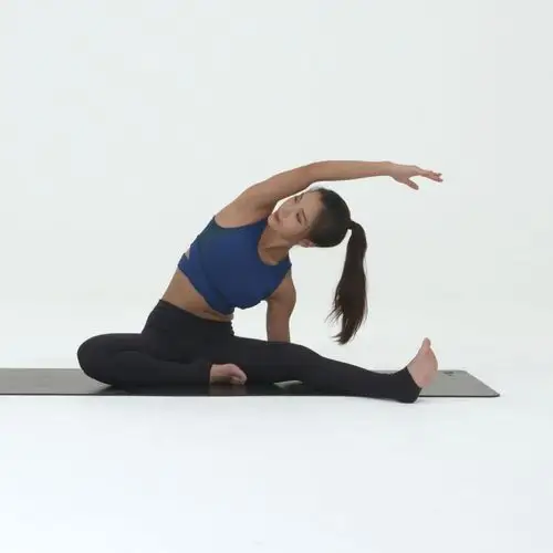 右侧腰部有很强的拉伸感 打开双肩