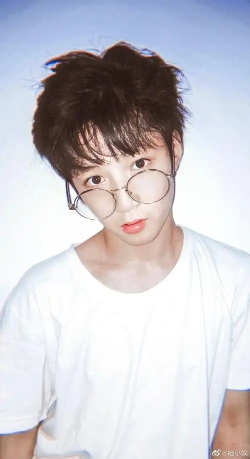 刘耀文超绝眼镜鲨小合集,优越气质搭配眼镜造型,苏点满满,让人完全没