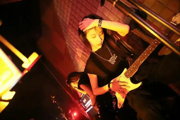 袁一琦最新写真黑色穿搭又酷又帅甜酷朋克少女