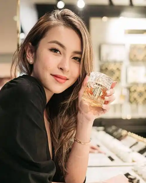 单亲把女儿养大,朋友圈皆是名人,女儿颜值靓过妈妈_hilary_上山_香港