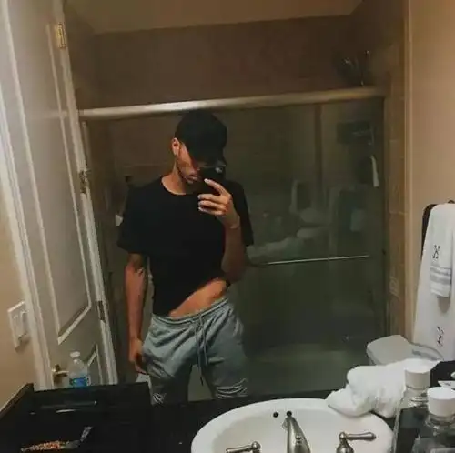 而且隔着裤子,天知道是不是真                    的是下面这种东西