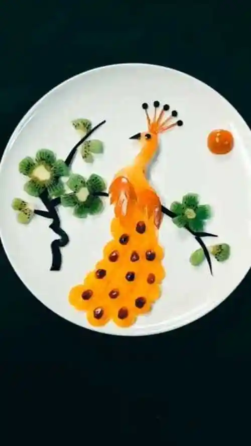 用水果拼成一幅孔雀梅花图