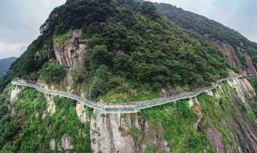 200米高低落差240米的全透明玻璃栈道和40cm宽悬挑玻璃步道组成,和