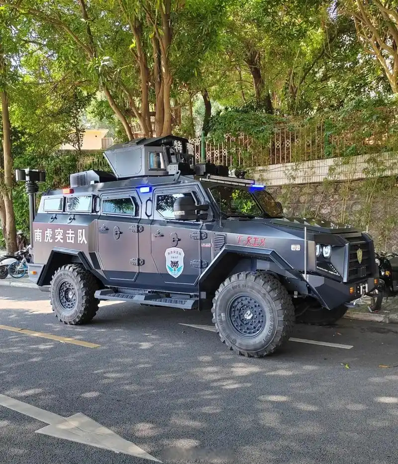 威武的警用装甲车