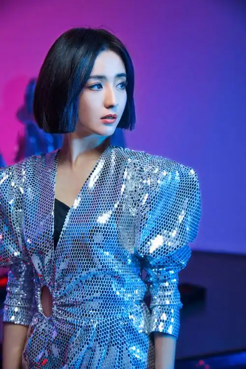 今晚很多比美照先发一下佟丽娅吧