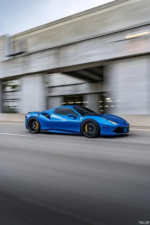蓝色法拉利 488 spider