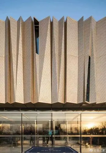 通过下午的交谈,我们更进一步的了解了,他也是一个冲孔铝板的老兵,对