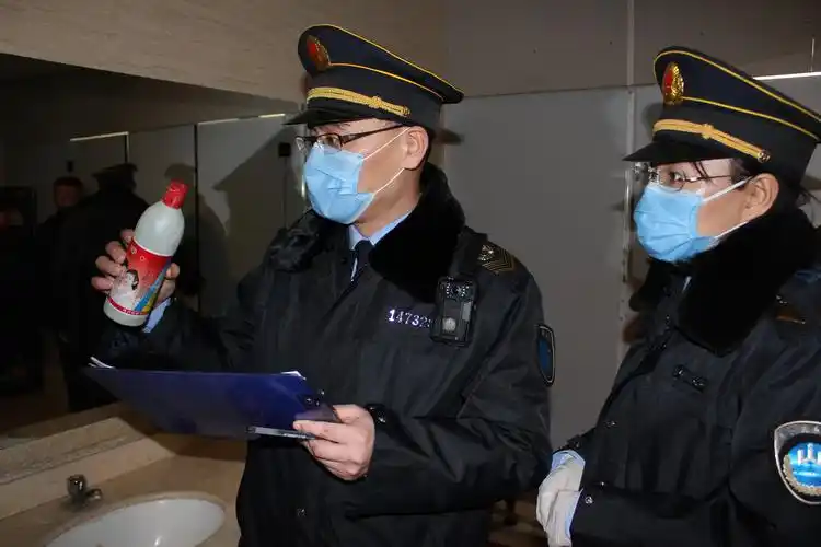 我们的卫生监督员冲锋向前!