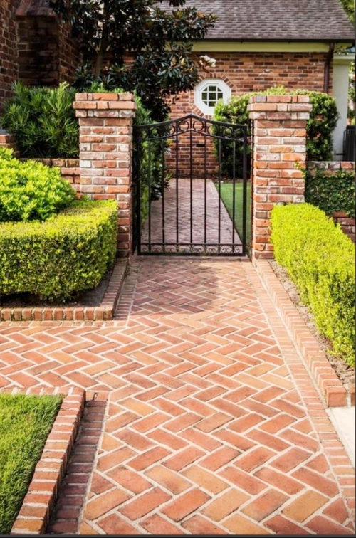 的红砖,装出惊艳的效果,自然需要在铺贴上下点功夫了,不管是院子地面