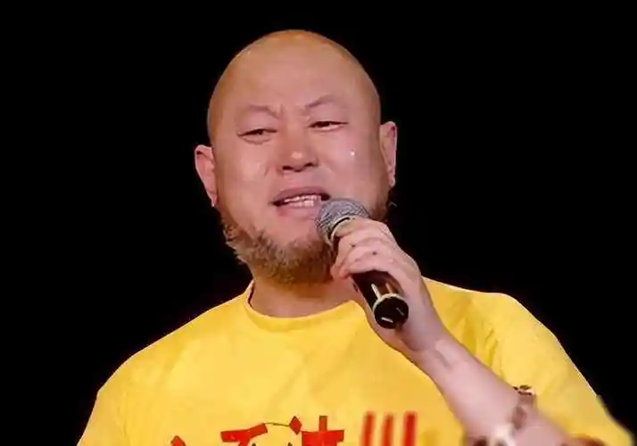 著名歌手火风:收养烈士遗孤,两任妻子关系融洽,今皈依佛门