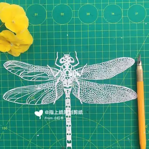 蜻蜓精细小型剪纸步骤