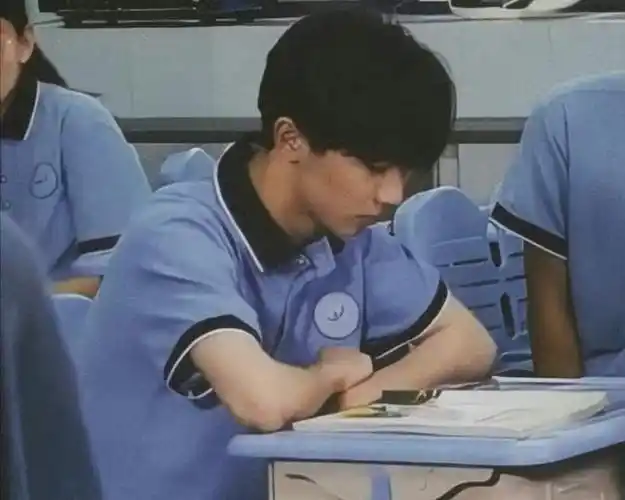 学校晒出马嘉祺进考场前与老师击掌图片,祝各位考生高考顺利