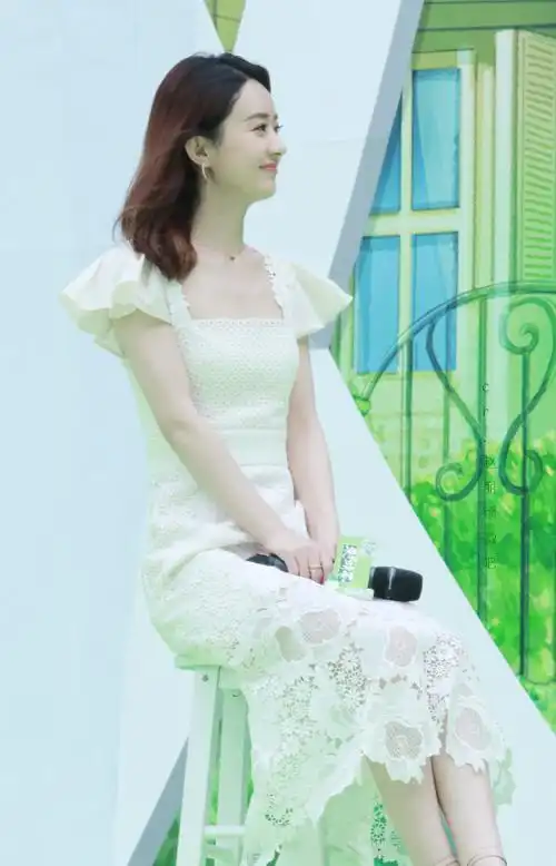 赵丽颖一身白色长裙温柔甜美