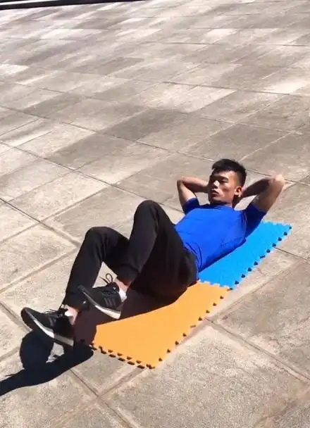 空中自行车训练 和 双倍卷腹 高效腹肌训练组合 每个动作做4组,每组15