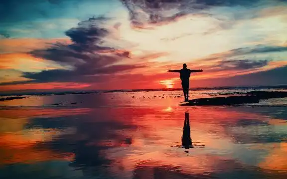 傍晚夕阳下一个男人孤独的背影