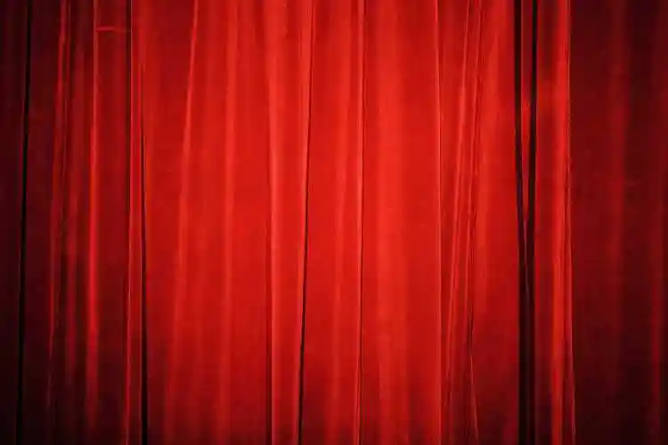 聚光灯下红色幕布的剧院舞台图片-聚光灯下红色窗帘的剧院舞台素材