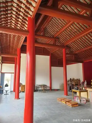 大殿子内景.红色是新漆.原来为紫红色