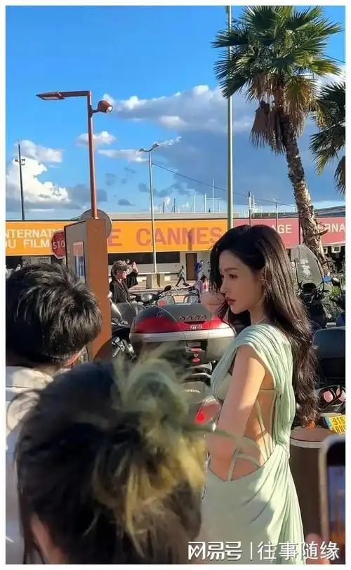 张天爱最新物料,路人视角下戛纳第二套造型生图!真的好美