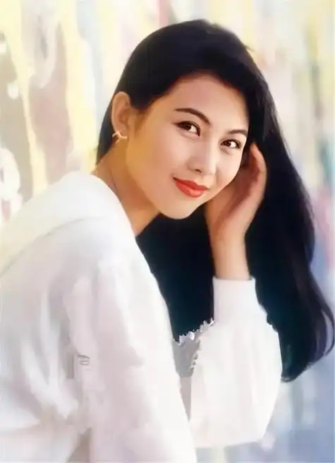 蔡少芬,香港女演员,模特,曾是无线电视2000年代初四大花旦之一,至今