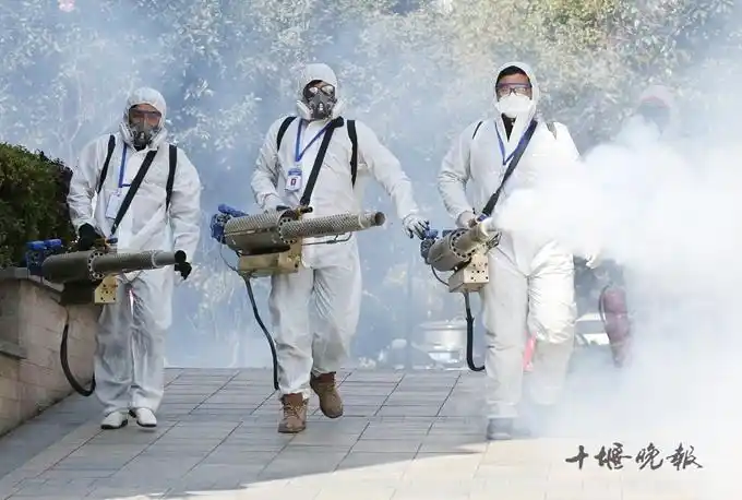 2月25日,8名义务消杀队员在小区消毒.