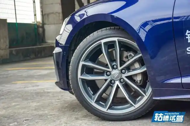 据说包括4款audi sport轮毂在内的11种轮辋造型,会让有"选择困难症"的