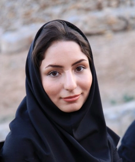 伊朗校服:头巾下的美丽青春