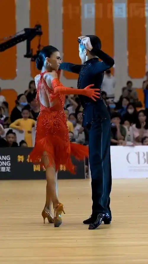 拉丁舞#赏心悦目的墨茉组合表演,刚柔并济,柔美迷人-度小视