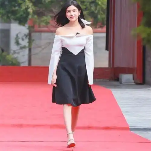 陈妍希真会打扮了,录节目穿的"三字带"高跟鞋,竟火遍了时尚圈