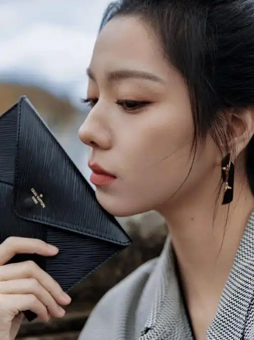 庄达菲免检a妹#庄达菲这次巴黎时装周造型好惊艳啊,高马尾有股子英气