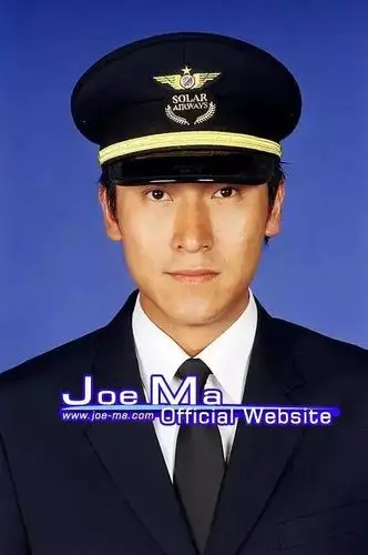 特别是他在「冲上云霄」中所饰演的有型又深情的飞机师凌云志.