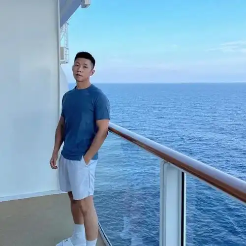 身材匀称,能撑得起衣服.男朋友就照着这种找吧!