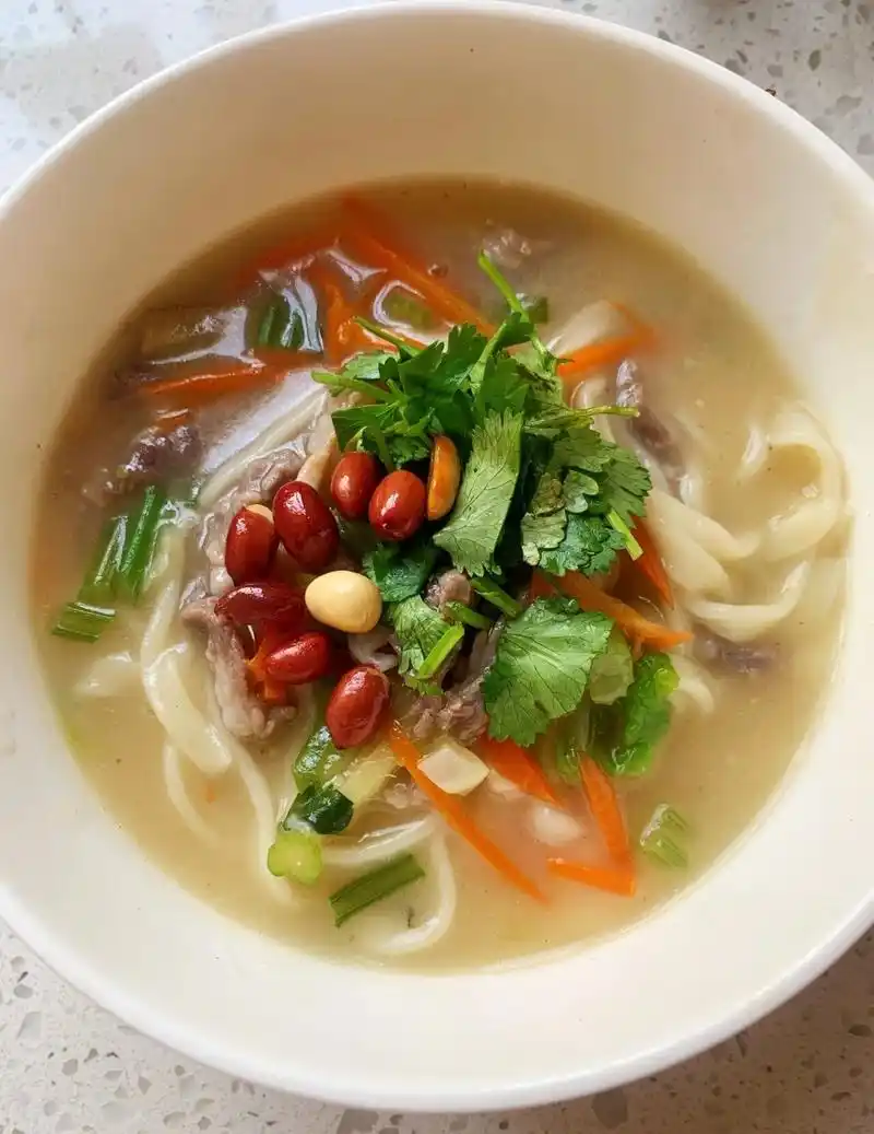 羊肉糊汤面:葱姜蒜切末,胡萝卜切丝,芹菜切丁,芹菜叶洗净备用.