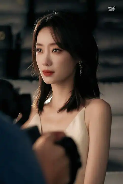 张小斐资生堂品牌时光琉璃大使##张小斐白色丝绸吊带