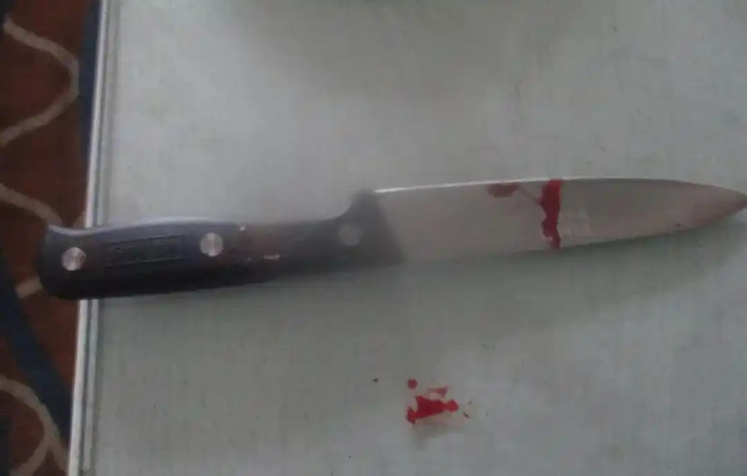 在夺刀过程中,余卓霖右手被划了重重的一道口子,瞬间鲜血直流.