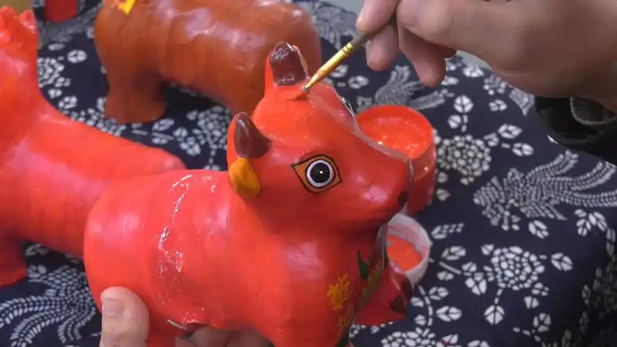 103秒|体型矫健还能"哞哞"叫 高密泥塑金牛上新供不应求