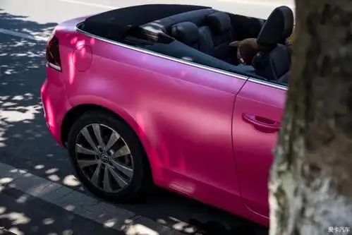 大众高尔夫敞篷电光粉粉色永远是女神们的最爱