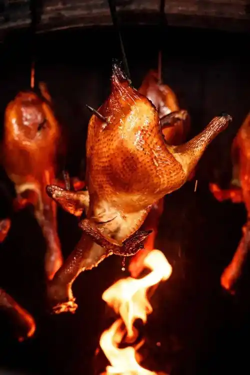 藏村里的非遗瓦缸烧鸡连香港人都跑来吃