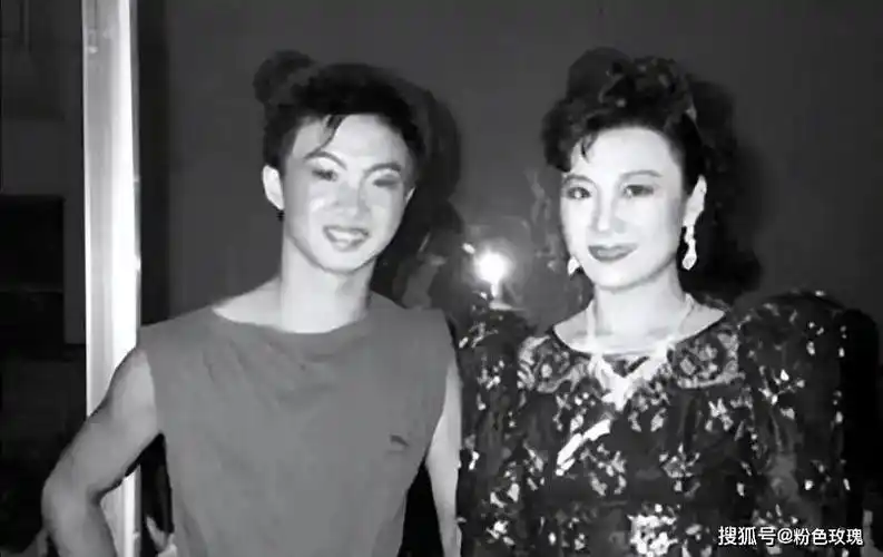 而肯波琳也过上了自己想要的生活,和相爱十多年的男友步入婚姻的殿堂