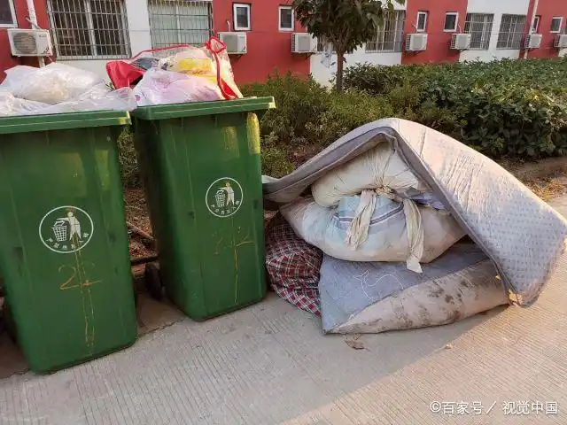 被子受潮发霉被丢弃!武汉大学生阔别校园8个月后返校被子盖不了