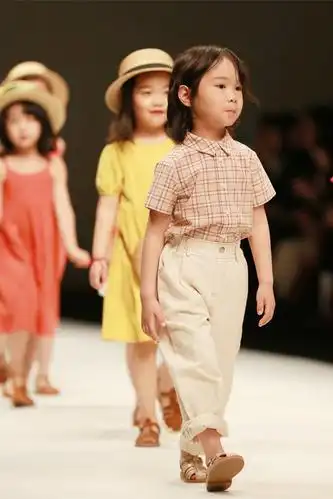 4.4兜兜观摩儿童时装表演