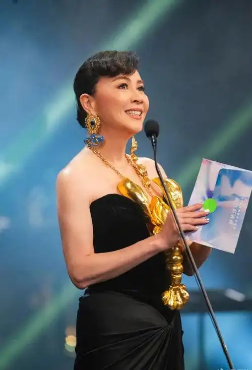 59岁刘嘉玲捧梁朝伟影帝奖座隔空献吻移胸前龙虾晒性感好身材