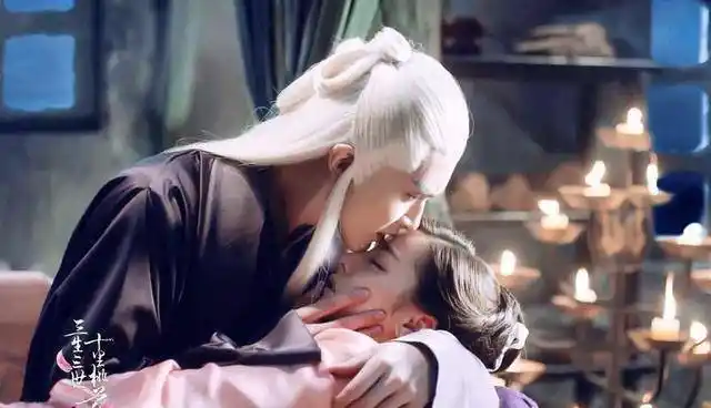 帝君与凤九的爱情从凤尾花开始,夜华与白浅的爱情从金莲开始!