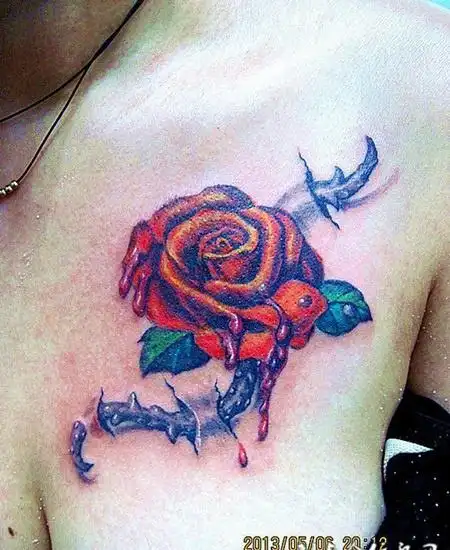 女性胸部精致滴血玫瑰纹身图案