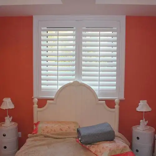 你可以试试做简美,美式有不少是床头有窗,然后用百叶.