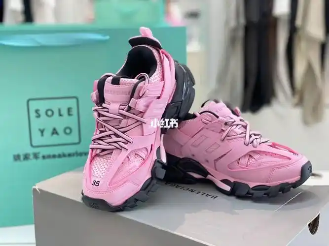 巴黎世家track黑粉配色,辣妹必备单品!